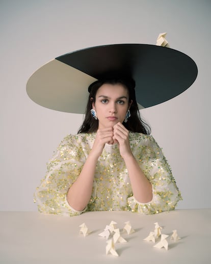 Amaia lleva vestido de Cecile Bahnsen, sombrero de Eli Urpi y pendientes de Julieta Álvarez.