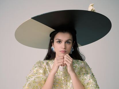 Amaia lleva vestido de Cecile Bahnsen, sombrero de Eli Urpi y pendientes de Julieta Álvarez.