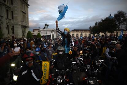 Manifestação contra o orçamento aprovado pelo Congresso da Guatemala, neste domingo.