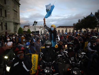 Manifestantes protestan hoy, domingo, en Ciudad de Guatemala. Cientos de guatemaltecos volvieron a manifestarse en contra del Gobierno del presidente local, Alejandro Giammattei, tal y como lo hicieron miles de personas el sábado en una multitudinaria protesta por la aprobación del presupuesto para 2021. EFE/Edwin Bercían