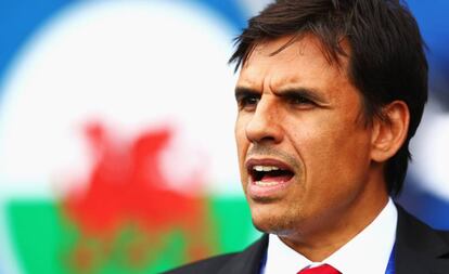 Chris Coleman, ante una bandera de su pa&iacute;s.