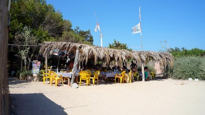 Pelayo, Formentera

La némesis de Juan y Andrea se encuentra bajo un pinar de la playa de Migjorn. No abundan celebrities como Paris Hilton, pero sí el pescado fresco y las cervezas a precios asumibles para el común de los mortales. Los domingos se marcan además estupendas paellas comunitarias hechas a la leña.