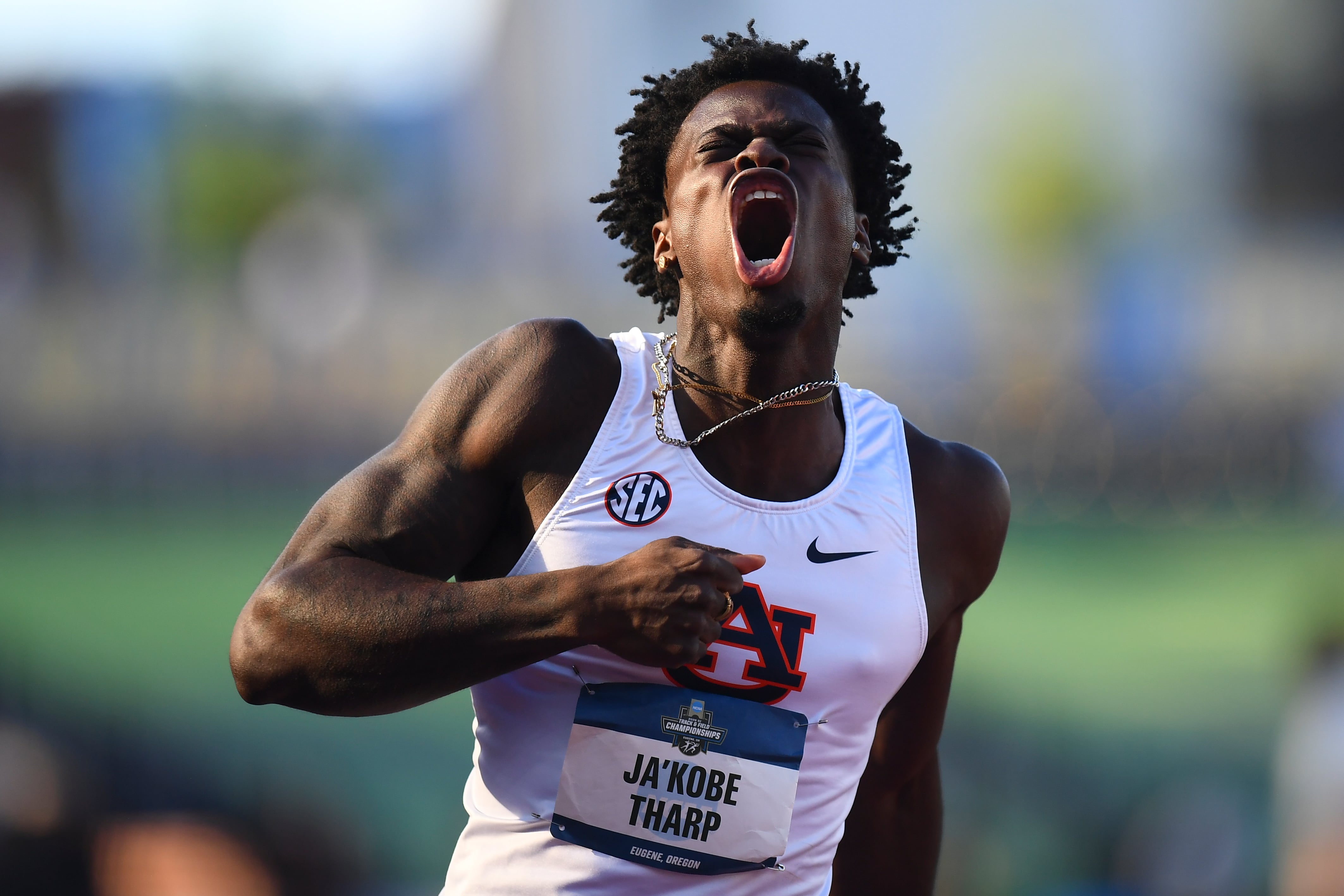 Como un huracán, un joven de 20 años, Ja'Kobe Tharp, bate el récord del mundo de los 110m vallas (12,75s)