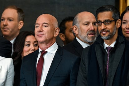 El presidente ejecutivo de Amazon, Jeff Bezos, y el director ejecutivo de Google, Sundar Pichai. 
