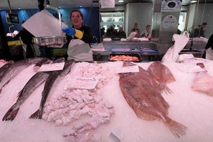 Una pescadería del centro de Bilbao (Bizkaia), este jueves.