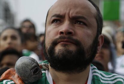 Aficionado mexicano con lágrimas en los ojos por la eliminación del Mundial de Rusia ante Brasil.