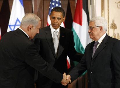 Barak Obama, entre el primer ministro israelí Benjamín Netanyahu (a la izquierda) y el presidente de la Autoridad Palestina, Mahmud Abbas, el pasado septiembre en Nueva York.