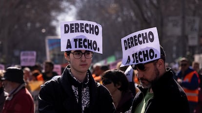 Participantes en la manifestación por la vivienda en el centro de Madrid, este domingo.