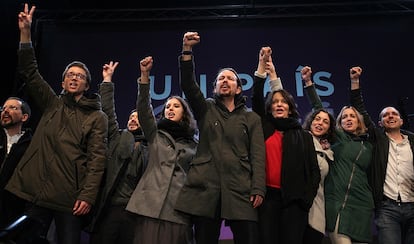 Pablo Iglesias y otros dirigentes de Podemos celebran los resultados de las elecciones Generales del 20-D en el TeatroGoya de Madrid, el 20 de noviembre de 2015.