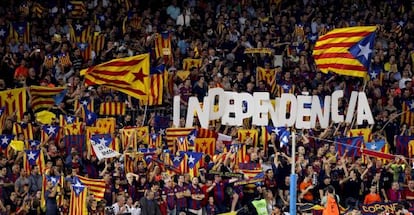 Aficionados del Barcelona, con 'estelades'