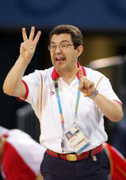 Mario Pesquera da instrucciones a sus jugadores durante el partido de España contra China.