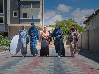 De izquierda a derecha, Farhia Mohamed Hussien, Shukri Mohamed Abdi, Naima Saaed Salah, Kiin Hassan Fakat e Hinda Abdi Mohamoud, cinco de las integrantes de 'Bilan', un medio somalí formado solo por mujeres.