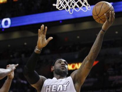 Felton defiende a un tiro de LeBron James.