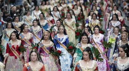 Las falleras se dirigen por la calle San Vicente a la ofrenda floral.