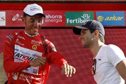Joaquín <i>Purito</i> Rodríguez se ajusta el maillot de líder junto a Jaime Alguersuari, piloto de fórmula 1.