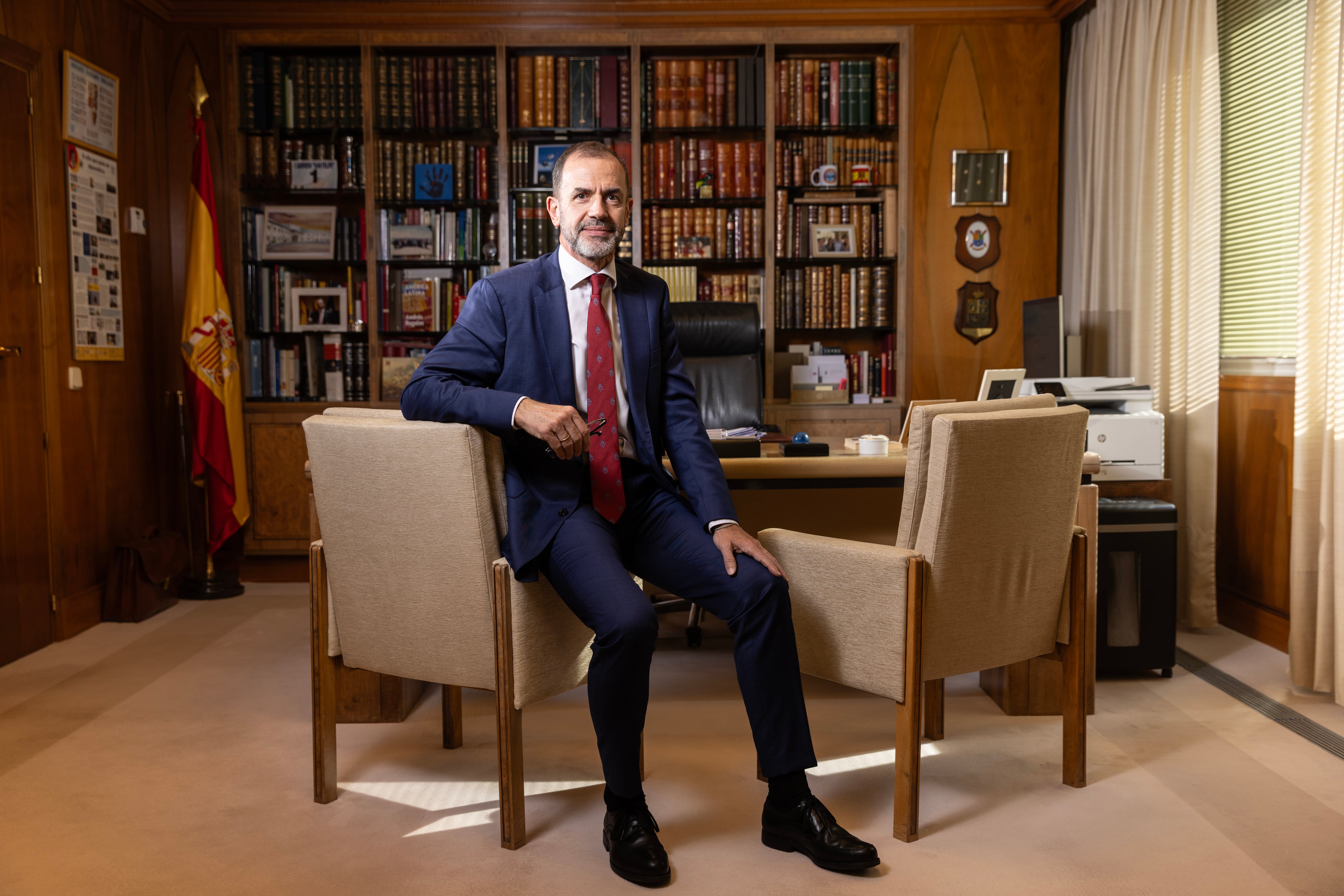 Camilo Villarino, actual jefe de la Casa del Rey, fotografiado en su despacho de La Zarzuela. 