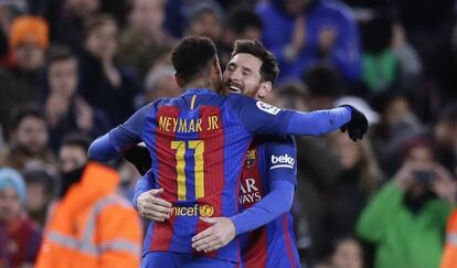 Messi celebra su gol con Neymar.