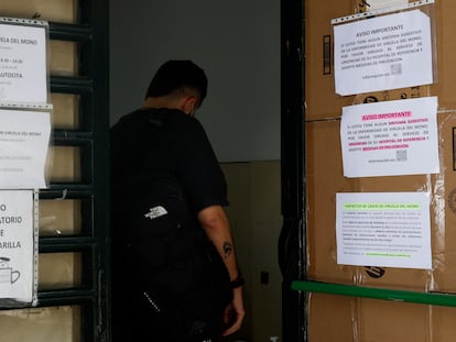 Un hombre es atendido en el Punto de Vacunación contra la viruela del mono del hospital Isabel Zendal de Madrid, este jueves.