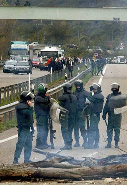 Agentes de la Guardia Civil, durante el corte de la autovía entre Asturias y León.