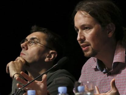 Podemos leader Pablo Iglesias (r) with the party’s Juan Carlos Monedero.