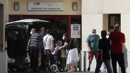 Un grupo de personas, en el acceso a urgencias del Hospital Gregorio Marañón, en junio en Madrid.
