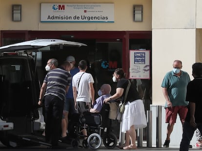 Un grupo de personas, en el acceso a urgencias del Hospital Gregorio Marañón, en junio en Madrid.