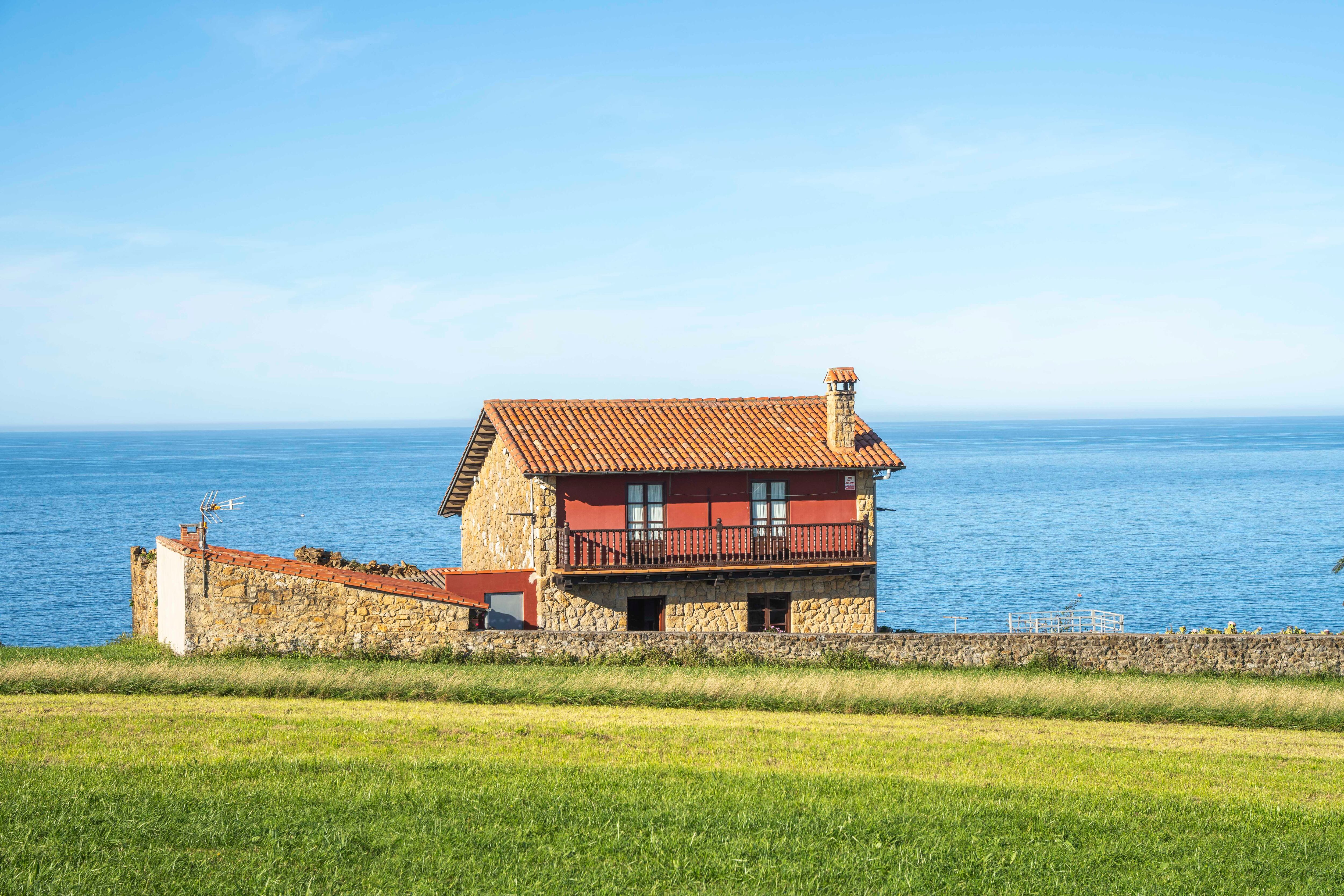 Las tres casas de la semana: masía del siglo XVII rehabilitada respetando sus orígenes por 7,5 millones