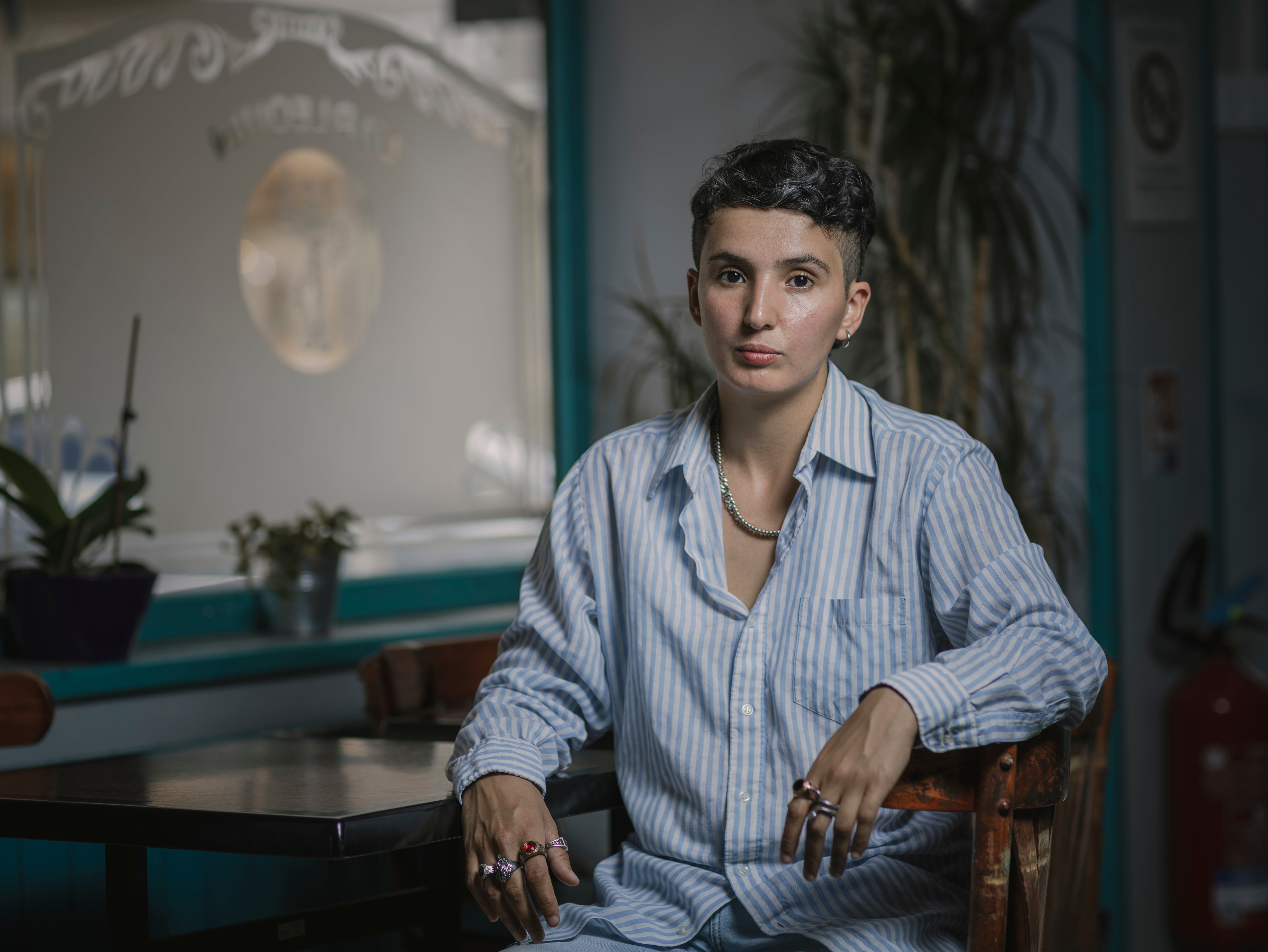 La escritora Fatima Daas, a finales de junio en un bar de su barrio, en Aubervilliers, localidad de las afueras de París.