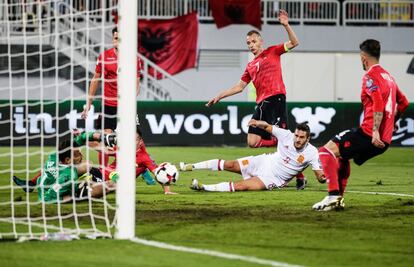 El jugador español Koke lanza la pelota a la portería de Etrit Berisha.