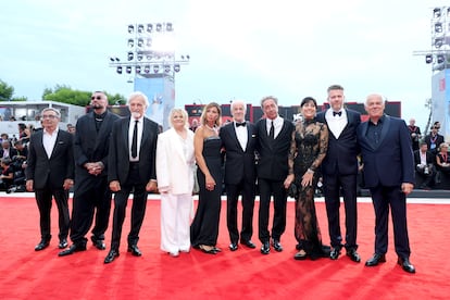 Gué Pequeno, Massimo Venturiello, Milvia Marigliano, Anna Ferzetti, Toni Servillo, Paolo Sorrentino, Linda Messerklinger, Orlando Cinque y Giuseppe Gaiani posan para los fotógrafos durante la alfombra roja del Festival de Venecia, este miércoles.