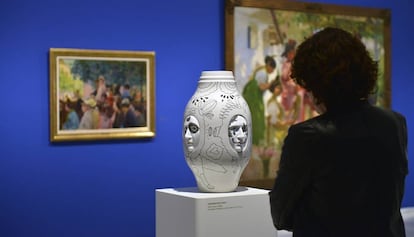 Una mujer visita la exposici&oacute;n &#039;Colecci&oacute;n Lladr&oacute;&#039;, 