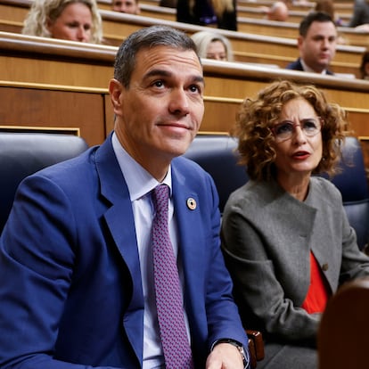 MADRID, 11/12/2024.- El presidente del Gobierno, Pedro Sánchez, y la vicepresidenta primera, María Jesús Montero, este miércoles al Congreso durante la sesión de control al Ejecutivo. EFE/ Mariscal
