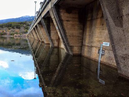 Desembalse de agua en el embalse madrileño de Navalmedio, próximo a Cercedilla, tras un registro muy elevado de acumulación de agua en un mes de Marzo.
 