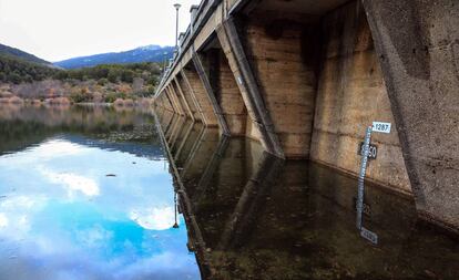 Desembalse de agua en el embalse madrileño de Navalmedio, próximo a Cercedilla, tras un registro muy elevado de acumulación de agua en un mes de Marzo.