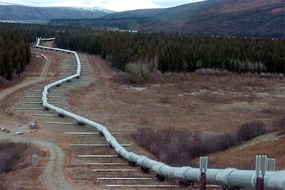 El gasoducto Trans-Alaska reposa sobre soportes móviles para permitir su desplazamiento y evitar daños en caso de terremoto.