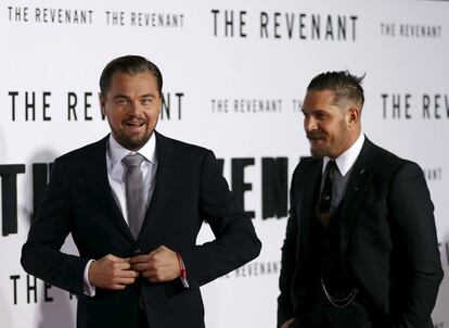 Leonardo DiCaprio y Tom Hardy, en el estreno de 'El renacido'.