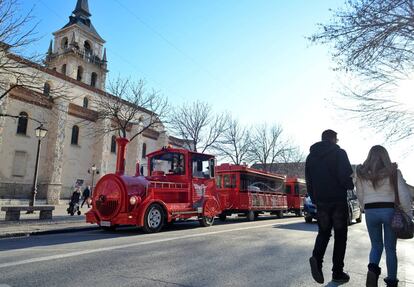 El tren turístico de Alcalá ante la catedral magistral, en la Plaza de los Santos Niños.  