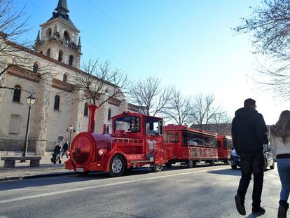 El tren turístico de Alcalá ante la catedral magistral, en la Plaza de los Santos Niños.