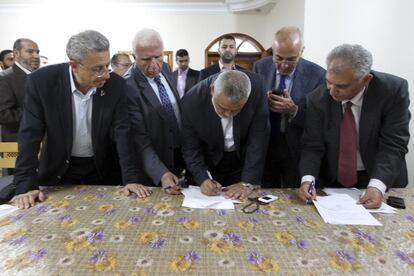 El líder de Hamás, Ismael Haniya y Azzam Al-Ahmed de Fatah en el momento de la firma del acuerdo de reconciliación el 23 de abril de 2014.
