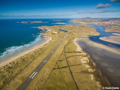 El aeropuerto de Donegal, el más espectacular del mundo según la encuesta, está en el extremo norte de la isla de Irlanda. "La variedad del paisaje es sorprendente: incluye montañas al borde del mar y playas preciosas en las cercanías del aeropuerto y también a todo lo largo del condado de Donegal", apunta uno de los usuarios de PrivateFly preguntados. "Puedes ver todas las islas y playas preciosas. Errigal y las Rosses en las aproximaciones [al aeropuerto]", señala otro.