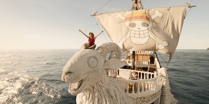 Iñaki Godoy como Monkey D. Luffy, a bordo del barco 'Going Merry' de 'One Piece'.