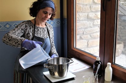 Raquel Cortino prepara jabón artesano en su taller en Monleras (Salamanca).