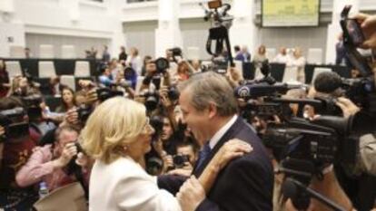 Manuela Carmena junto al socialista Antonio Carmona.