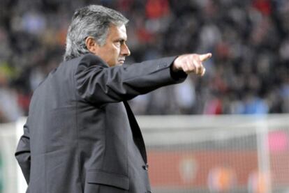 Mourinho da instrucciones durante el partido ante el Murcia.