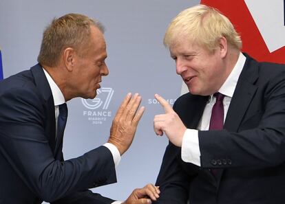 Boris Johnson (a la derecha), primer ministro del Reino Unido, conversa con Donald Tusk, presidente del Consejo Europeo, en una reunión bilateral en Biarritz, este domingo.