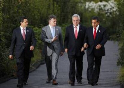 De izquierda a derecha, los presidente de México, Enrique Peña Nieto, de Colombia, Juan Manuel Santos, de Chile, Sebastián Piñera, y de Perú, Ollanta Humala, quienes lanzaron la Alianza del Pacífico que comienza a edificar un Parlamento. EFE/Archivo
