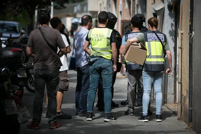 La de hoy es la segunda gran operación contra el tráfico de drogas en El Raval. A finales de octubre del año pasado, los Mossos y la Guardia Urbana de Barcelona irrumpieron en 26 narcopisos del barrio y detuvieron a unas 60 personas, la mayoría de nacionalidad dominicana. Ya entonces, los agentes explicaron que no se daban por desmanteladas las redes organizadas de tráfico de drogas en el barrio, puesto que existían otros grupos criminales controlando pisos.