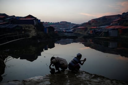 Niños refugiados lavándose antes del rezo de la tarde en el campo de refugiados de Balukhali, cerca de Cox's Bazar en Bangladés.