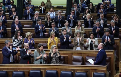 La bancada del Partido Popular aplaude la intervención de su portavoz, Miguel Tellado, este martes en el Congreso.