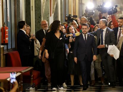 El presidente de la Generalitat de Cataluña, Pere Aragonès (centro) y la portavoz de ERC en la Cámara Alta, Sara Bailac (derecha), a su llegada a la Comisión General de las Comunidades Autónomas, este jueves en el Senado.